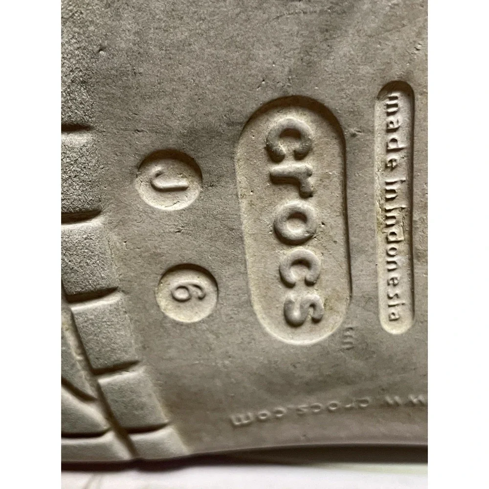 Crocs‎ Girls Size J 6 Pink Crocs 5 Jibbitz Charms